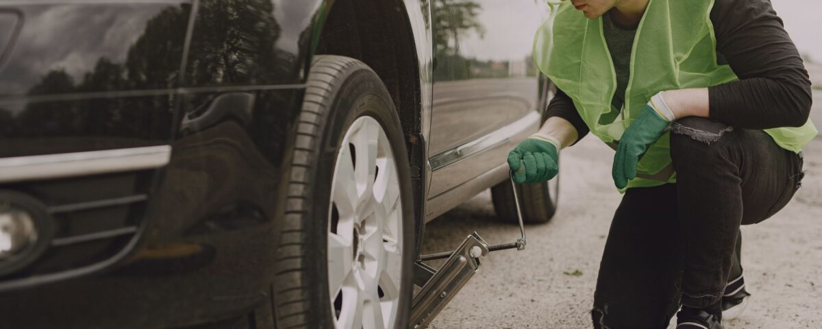 Top Mobile Tyre Shops and best mobile tyres in manchester- Manchester man-changing-broken-wheel-car-on-manchester-road.jpg