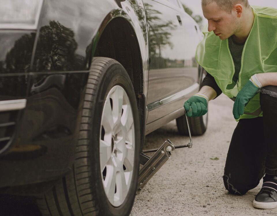 Top Mobile Tyre Shops and best mobile tyres in manchester- Manchester man-changing-broken-wheel-car-on-manchester-road.jpg